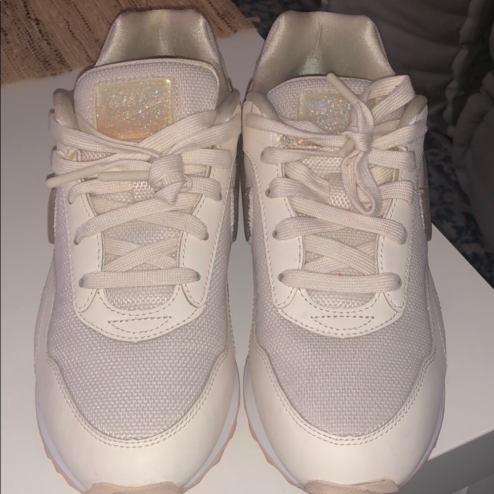 Shoes - Picture 4 of 6